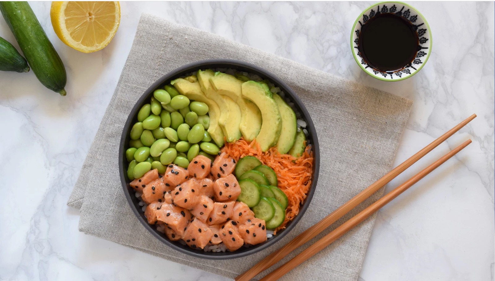Poke de salmon con edamame